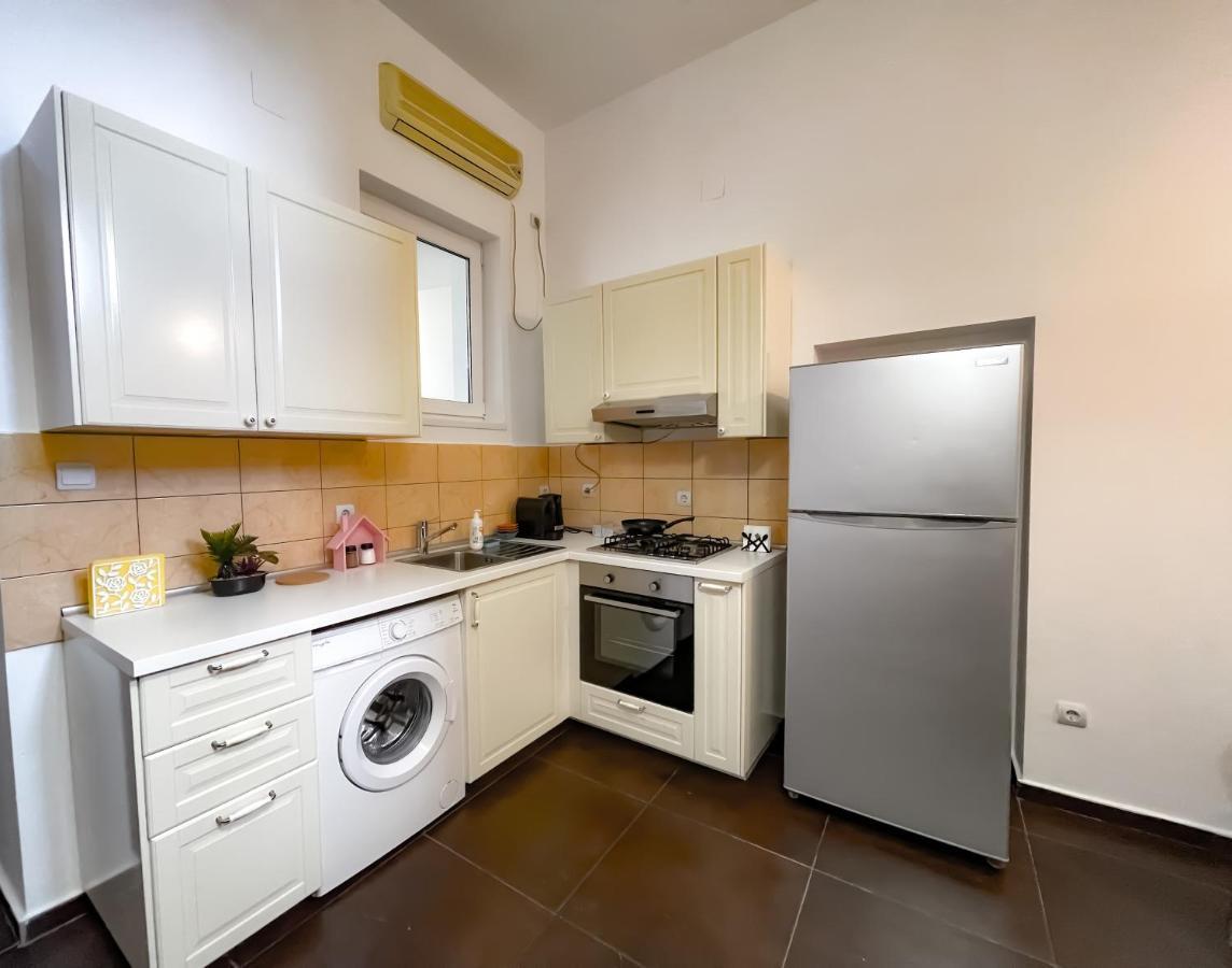 Cool Flat With Hot Tub In The Old Town Apartment Bucharest Exterior photo