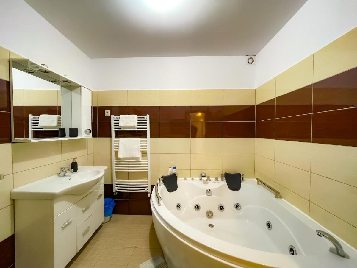 Cool Flat With Hot Tub In The Old Town Apartment Bucharest Exterior photo